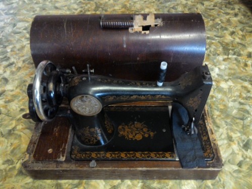 old_sewing_machine.jpg