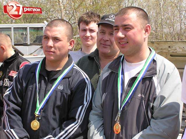 Андрей Чернецких (второй справа) из ЕАО и Виктор Медведев (крайний справа) – новое поколение гонщиков.